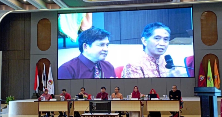 Direktur Eksekutif Yayasan Airlangga Dr. Agung Sakti Pribadi bersama Rektor Prof. Dr. Ir. Muhammad Ahsin Rifa'i, M.Si saat membuka pra Rapat Kerja di Hall Chang Ho, Jumat (5/1). Foto: Deddy Kurniawan