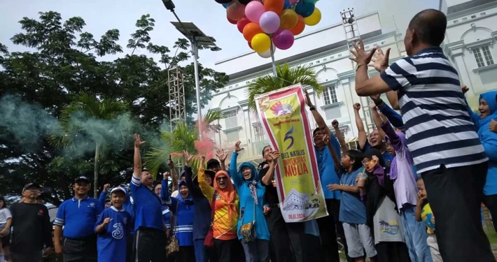 Pelepasan balon ke angkasa oleh Rektor Prof. Dr. Muhammad Ahsin bersama Direktur Eksekutif Yayasan Airlangga Dr. Agung Sakti Pribadi bersama Hj. Mulia Hayati Deviantie, disaksikan undangan lainnya, Sabtu (6/1/2024). Foto: Istimewa