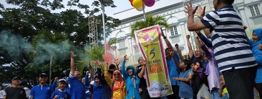 Pelepasan balon ke angkasa oleh Rektor Prof. Dr. Muhammad Ahsin bersama Direktur Eksekutif Yayasan Airlangga Dr. Agung Sakti Pribadi bersama Hj. Mulia Hayati Deviantie, disaksikan undangan lainnya, Sabtu (6/1/2024). Foto: Istimewa