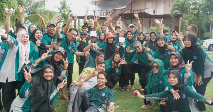 Karyawan pada lembaga pendidikan di bawah naungan Yayasan Airlangga mengikuti Family Gathering di La Casa Borneo Batakan Balikpapan, Rabu (7/2). Foto: Media Kreatif