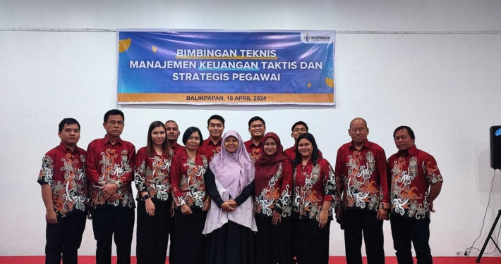 Linda Fauziyah (tengah) bersama peserta pelatihan Manajemen Keuangan dari Dinas KPLH Kab. Kutai Barat, Kamis (18/4). Foto: Dok. Linda