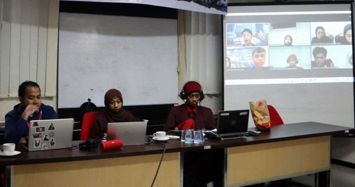 Mahasiswa perwakilan Universitas Mulia mengikuti lomba debat nasional NUDC 24 di ruang eksekutif didampingi dosen Riski Zulkarnain. Foto: Media Kreatif