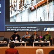 Moderator HM Rizal Effendi memandu diskusi membahas pembangunan Kota Balikpapan bersama guru besar dan rektor perguruan tinggi di Universitas Mulia, Jumat (17/5). Foto: SA/Kontributor