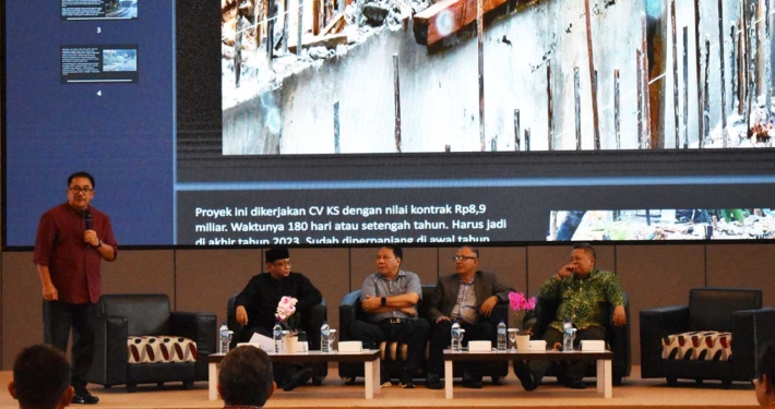 Moderator HM Rizal Effendi memandu diskusi membahas pembangunan Kota Balikpapan bersama guru besar dan rektor perguruan tinggi di Universitas Mulia, Jumat (17/5). Foto: SA/Kontributor