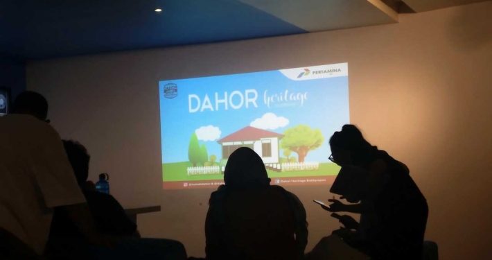 Lokakarya Direktori dan Riset Artistik Cagar Budaya Rumah Dahor Balikpapan yang diungkap komunitas ruangrupa asal Jakarta di Ruang Domain Universitas Mulia, Rabu (26/6). Foto: SA/Kontributor