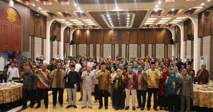 Prof. Jimly Asshiddiqie, Dr. Isran Noor, H. Rizal Effendi, Dr. Agung Sakti, Prof. Ahsin, Hj. Mulia dan para undangan foto bersama usai acara. Foto: Media Kreatif