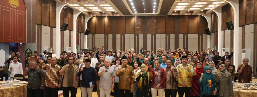 Prof. Jimly Asshiddiqie, Dr. Isran Noor, H. Rizal Effendi, Dr. Agung Sakti, Prof. Ahsin, Hj. Mulia dan para undangan foto bersama usai acara. Foto: Media Kreatif