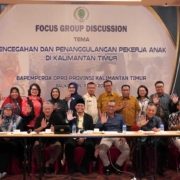 Foto bersama peserta FGD tentang Pencegahan Penanggulangan Pekerja Anak di Provinsi Kalimantan Timur, bertempat di Hall and Covention Platinum Hotel Balikpapan, Selasa (11/6). Foto: Istimewa
