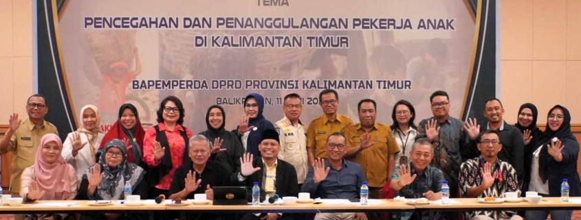 Foto bersama peserta FGD tentang Pencegahan Penanggulangan Pekerja Anak di Provinsi Kalimantan Timur, bertempat di Hall and Covention Platinum Hotel Balikpapan, Selasa (11/6). Foto: Istimewa