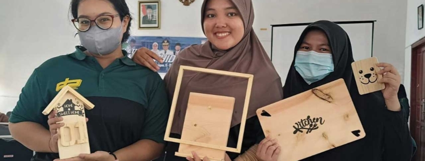 Sebagian mahasiswa S1 Manajemen yang berhasil membuat produk kerajinan tangan menggunakan kayu. Foto: Istimewa