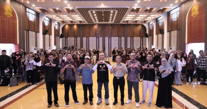 Foto bersama Prof. Ersis Warmansyah, Dr. Agung Sakti Pribadi, Prof. Jumadi seluruh peserta dan undangan. Foto: Media Kreatif