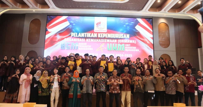 Foto bersama usai pelantikan pengurus BEM dan UKM periode 2024-2025 bersama Direktur Eksekutif Yayasan Airlangga Dr. Agung Sakti dan Rektor Prof. Muhammad Ahsin, dekan serta dosen pembimbing UKM. Foto: Media Kreatif