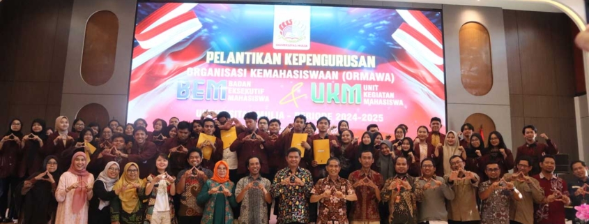 Foto bersama usai pelantikan pengurus BEM dan UKM periode 2024-2025 bersama Direktur Eksekutif Yayasan Airlangga Dr. Agung Sakti dan Rektor Prof. Muhammad Ahsin, dekan serta dosen pembimbing UKM. Foto: Media Kreatif