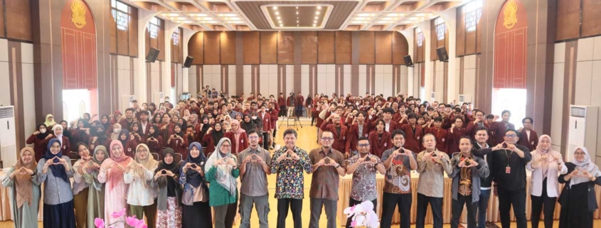 Foto bersama Rektor Prof. Ahsin, Wakil Rektor Wisnu Hera P, Kepala LPPM Richki Hardi, Ketua Panitia Warrantia Citta, para dosen serta seluruh peserta KKN angkatan ke-3 tahun 2024. Foto: Media Kreatif