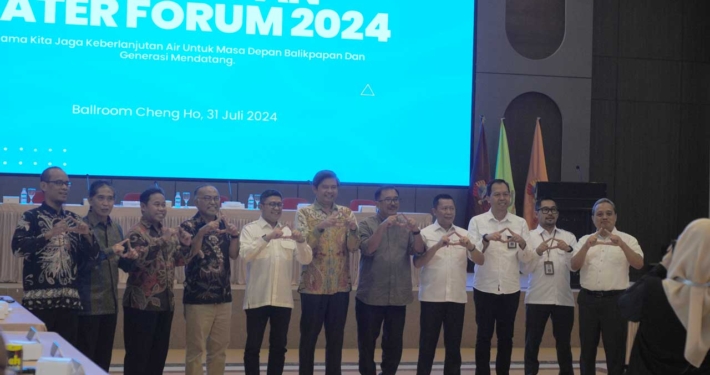 Foto bersama para narasumber dan undangan Balikpapan Water Forum sebelum pelaksanaan FGD di ballroom Cheng Ho Universitas Mulia, Rabu (31/7). Foto: SA/Kontributor