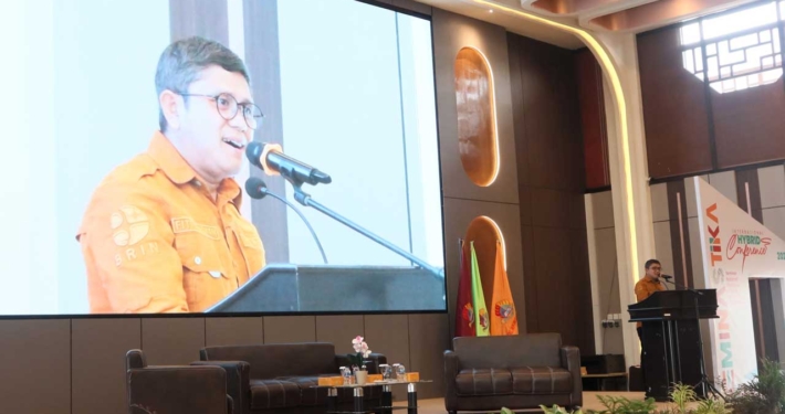 Perwakilan Pemerintah Provinsi Kalimantan Timur Kepala Badan Riset dan Inovasi Daerah (BRIDA) Dr. Fitriansyah, S.T., M.M saat memberikan sambutan pada ICSINTESA ke-4 dan SEMINASTIKA 2024 di Ballroom Cheng Ho universitas Mulia, Jumat (12/7). Foto: Media Kreatif