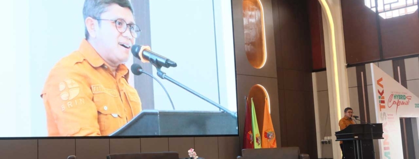 Perwakilan Pemerintah Provinsi Kalimantan Timur Kepala Badan Riset dan Inovasi Daerah (BRIDA) Dr. Fitriansyah, S.T., M.M saat memberikan sambutan pada ICSINTESA ke-4 dan SEMINASTIKA 2024 di Ballroom Cheng Ho universitas Mulia, Jumat (12/7). Foto: Media Kreatif