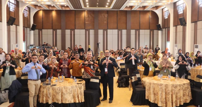 Foto bersama perwakilan pemerintah provinsi Kaltim dan Kota Balikpapan, narasumber, peserta, dan panitia di Ballroom Cheng Ho Universitas Mulia, jumat (12/7). Foto: Media Kreatif