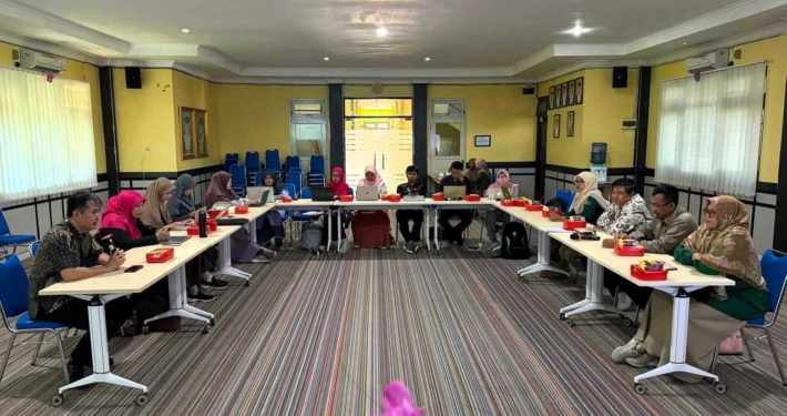 Rombongan disambut hangat Dekan FMIPA ULM Prof. Drs. Abdul Gafur, M.Si., M.Sc., Ph.D, Wakil Dekan III M. Reza Faizal, S.Si., M.Sc., Ph.D, Ketua Prodi S1 Farmasi Prof. Apt. Arnida, M.Si, Sekretaris Prodi, Kepala Laboratorium, tim editor Jurnal Pharmascience serta Ketua Program Studi Profesi Apoteker Apt. Difa Intannia, M.Farm. Foto: Dok. Farmasi