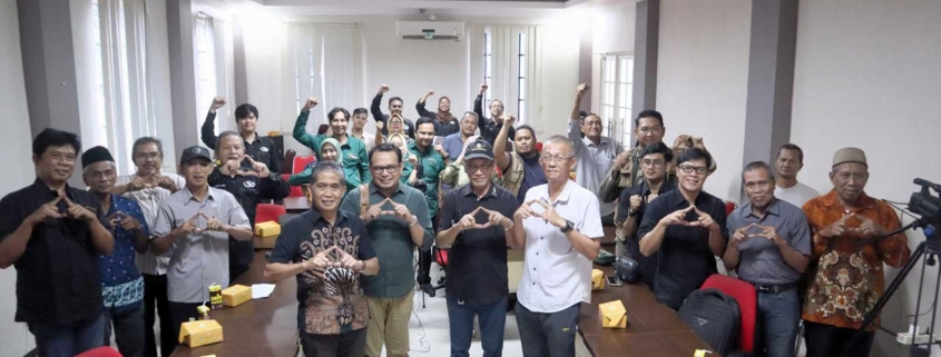 Foto bersama peserta FGD yang membahas mencari solusi mengatasi banjir di Kota Balikpapan, Rabu (21/8). Foto: Vio/Media Kreatif