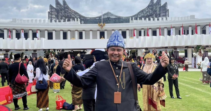 Rektor Prof. Dr. Ir. Muhammad Ahsin Rifa'i berfoto di depan Istana Garuda IKN usai mengikuti Upacara Penurunan Bendera Pusaka Merah Putih, Sabtu (17/8). Foto: dok. pribadi