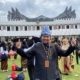 Rektor Prof. Dr. Ir. Muhammad Ahsin Rifa'i berfoto di depan Istana Garuda IKN usai mengikuti Upacara Penurunan Bendera Pusaka Merah Putih, Sabtu (17/8). Foto: dok. pribadi