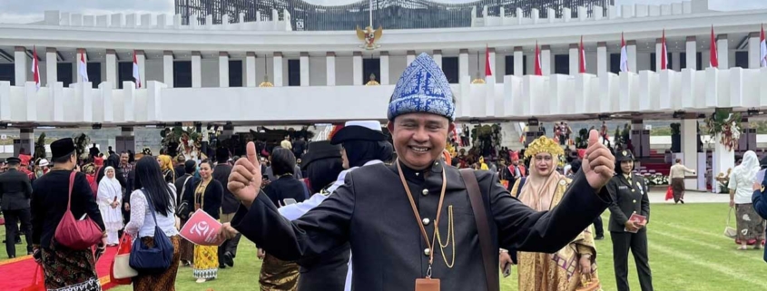 Rektor Prof. Dr. Ir. Muhammad Ahsin Rifa'i berfoto di depan Istana Garuda IKN usai mengikuti Upacara Penurunan Bendera Pusaka Merah Putih, Sabtu (17/8). Foto: dok. pribadi