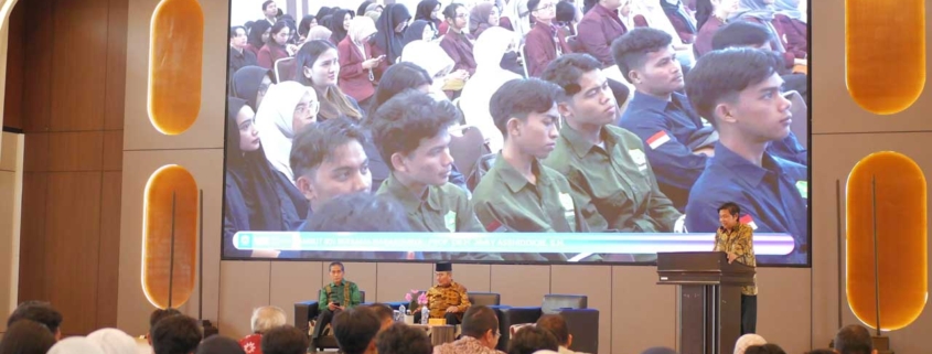 Rektor Prof Dr Muhammad Ahsin Rifa'i saat memberikan sambutan Kuliah Umum dengan narasumber Prof Dr Jimly Asshiddiqie di Ballroom Cheng Ho, Rabu (26/6). Foto: Media Kreatif