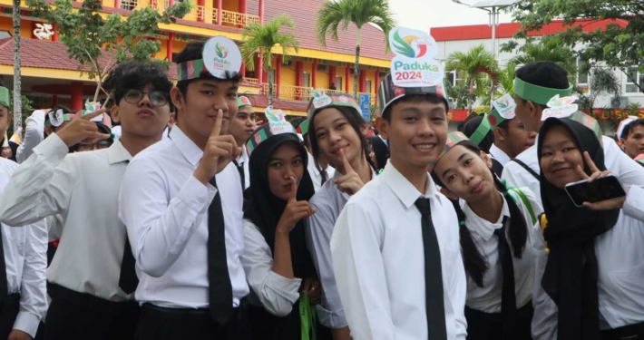 Sebagian mahasiswa baru 2024 dari 563 peserta yang mengikuti PKKMB Paduka Mulia di halaman White Campus, Senin (26/8). Foto: Media Kreatif