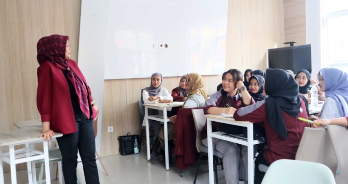 Dosen Prodi S1 Manajemen Dr. Hj. Pudjiati, S.E., M.M saat mengajar di kelas, Selasa (17/9). Foto: Media Kreatif