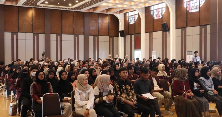 Mahasiswa Prodi S1 Manajemen Universitas Mulia sedang menyimak pemaparan materi Entrepreneurship. Foto: Media Kreatif