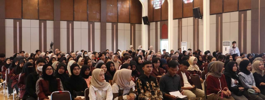 Mahasiswa Prodi S1 Manajemen Universitas Mulia sedang menyimak pemaparan materi Entrepreneurship. Foto: Media Kreatif