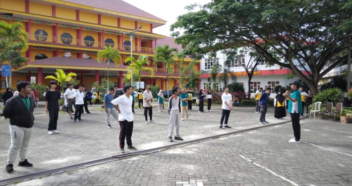Rektor Prof. Dr. Ir. Muhammad Ahsin Rifa'i memberikan sambutan usai pelaksanaan Senam Kesehatan Jasmani Rohani di halaman parkir Gedung White Campus, Jumat (20/9). Foto: SA/Kontributor