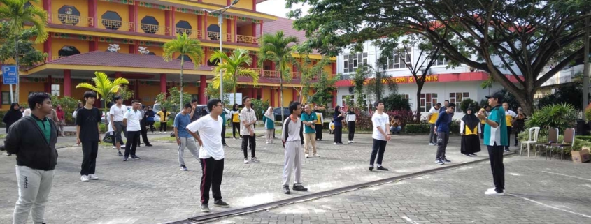 Rektor Prof. Dr. Ir. Muhammad Ahsin Rifa'i memberikan sambutan usai pelaksanaan Senam Kesehatan Jasmani Rohani di halaman parkir Gedung White Campus, Jumat (20/9). Foto: SA/Kontributor