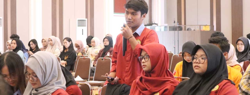 Seorang mahasiswa dari perguruan tinggi lain bertanya kepada narasumber Kuliah Umum, Jumat (27/9). Foto: Media Kreatif