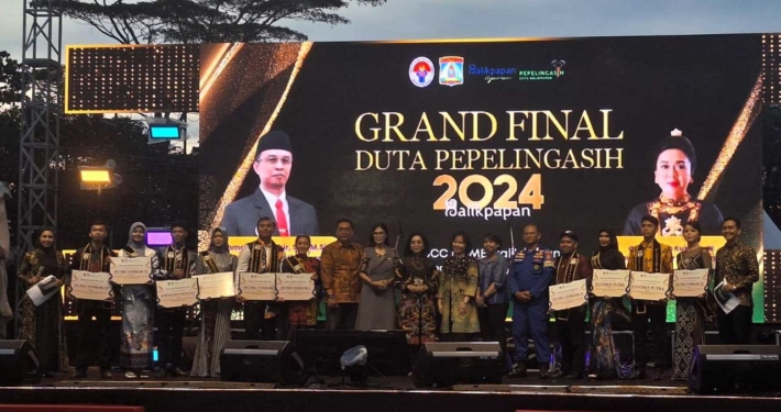 Dosen Universitas Mulia Gabriella Yunita Sibarani (dua dari kanan) bersama para Duta Pepelingasih 2024 Kota Balikpapan, Minggu (29/9). Foto: Istimewa