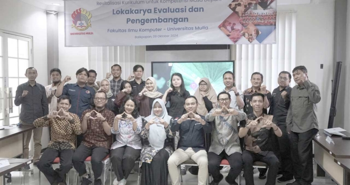 Wakil Rektor Wisnu Hera Pamungkas dan Dekan FIKOM Jamal bersama stakeholder dan para peserta diskusi terpumpun, Rabu (9/10). Foto: Media Kreatif