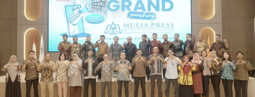 Foto bersama Direktur Eksekutif Yayasan Airlangga Dr. Agung Sakti, Rektor Prof. Muhammad Ahsin Rifa'i, Kepala LPPM Richki Hardi, perwakilan penerbit nasional serta para dosen dan undangan. Foto: Media Kreatif