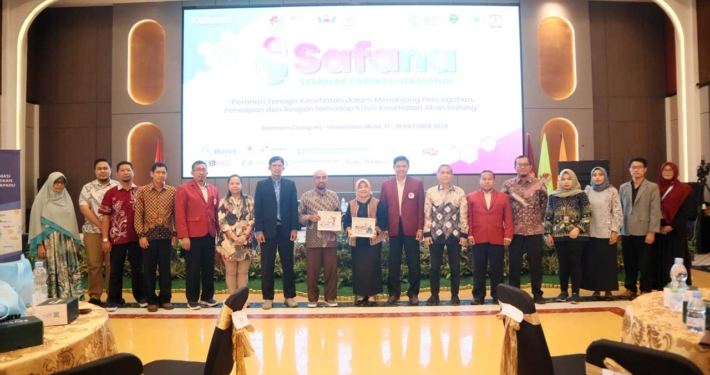 Foto bersama Rektor Prof. Muhammad Ahsin, Direktur Yayasan Airlangga Dr. Agung Sakti, Wakil Rektor Wisnu Hera dan Yusuf Wibisono, Prof. Ajeng Diantini, Dr. Kintoko, Dekan dan pejabat lainnya. Foto: Media Kreatif