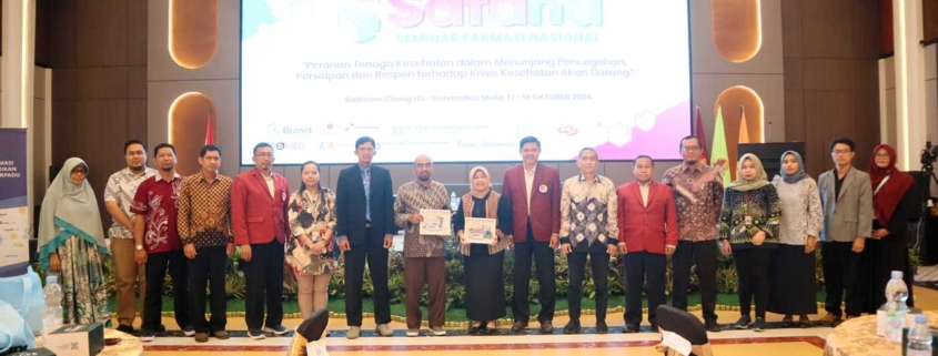 Foto bersama Rektor Prof. Muhammad Ahsin, Direktur Yayasan Airlangga Dr. Agung Sakti, Wakil Rektor Wisnu Hera dan Yusuf Wibisono, Prof. Ajeng Diantini, Dr. Kintoko, Dekan dan pejabat lainnya. Foto: Media Kreatif