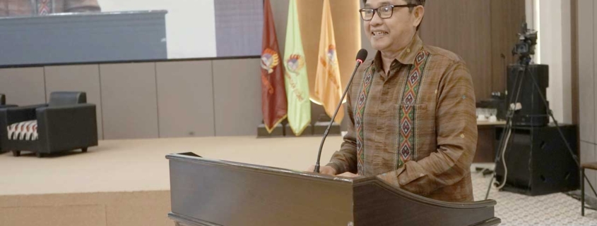 Rektor Prof. Dr. Muhammad Ahsin Rifa'i secara resmi meluncurkan penerbit Mulia Press, Jumat (18/10). Foto: Media Kreatif