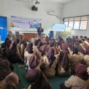 Seminar diisi oleh Agus Wijayanto, S.Kom., M.Kom., Dosen Teknologi Informasi Universitas Mulia, sebagai narasumber. Foto: Istimewa