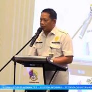 Deputi Sosial Budaya dan Pemberdayaan Masyarakat Otorita Ibu Kota Nusantara (OIKN) Drs. Alimuddin, M.Si, memberikan orasi inspiratif di hadapan para wisudawan Universitas Mulia pada acara wisuda sarjana yang berlangsung di Ballroom Hotel Novotel, Balikpapan, Senin (18/11). Foto: Media kreatif