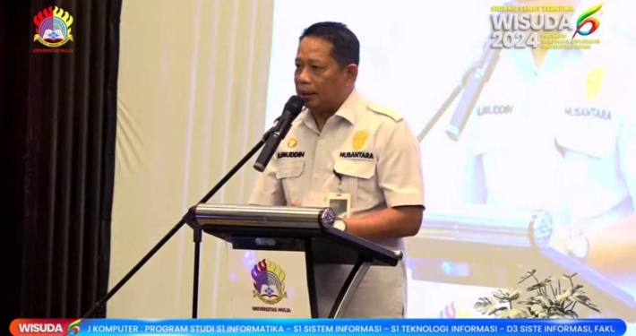 Deputi Sosial Budaya dan Pemberdayaan Masyarakat Otorita Ibu Kota Nusantara (OIKN) Drs. Alimuddin, M.Si, memberikan orasi inspiratif di hadapan para wisudawan Universitas Mulia pada acara wisuda sarjana yang berlangsung di Ballroom Hotel Novotel, Balikpapan, Senin (18/11). Foto: Media kreatif