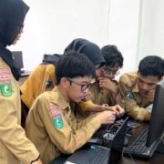 Para siswa SMA Patra Dharma Balikpapan sedang mencoba Pemrograman Arduino di Lab. Robotik Fak. Ilmu Komputer, Jumat (8/11). Foto: Dok. Lab. Komputer