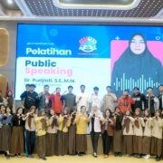 Foto bersama seluruh peserta pelajar SMA/SMK di Balikpapan yang mengikuti pelatihan Public Speaking. Foto: Media Kreatif