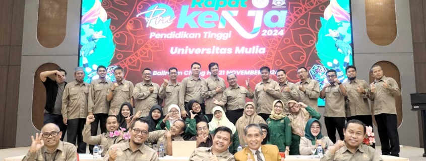 Foto bersama sebagian peserta Pra Raker Universitas Mulia bersama Rektor dan Direktur Eksekutif Yayasan Airlangga. Foto: Media Kreatif