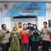 Foto bersama hari pertama Rapat Koordinasi Fakultas Ilmu Komputer Universitas Mulia tahun 2024, Kamis (14/11). Foto: Vio/Media Kreatif