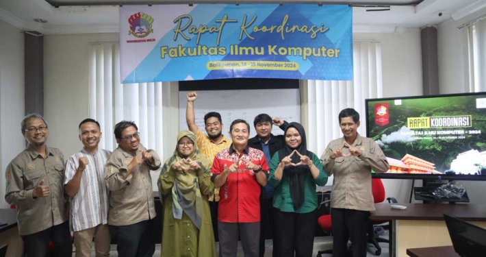 Foto bersama hari pertama Rapat Koordinasi Fakultas Ilmu Komputer Universitas Mulia tahun 2024, Kamis (14/11). Foto: Vio/Media Kreatif