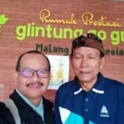 Dosen Universitas Mulia Drs. Suprijadi, M.Pd bersama Ir. Bambang Irianto penggagas Glintung Go Green (3G). Foto: dok. Suprijadi